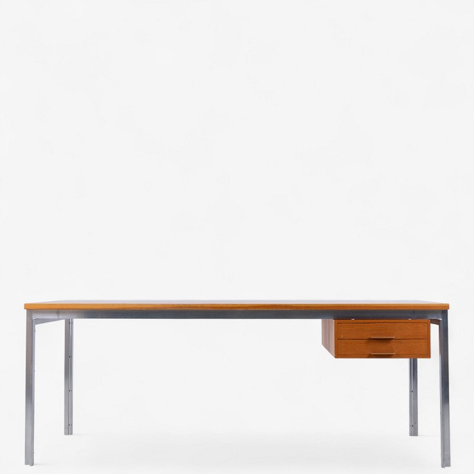 Poul Kjærholm / Fritz Hansen.
PK 55 - Arbejdsbord/skrivebord med plade og skuffemodul i oregon pine og stel i 
stål. Fra 1985. Mærket fra producent.
1 stk. på lager

