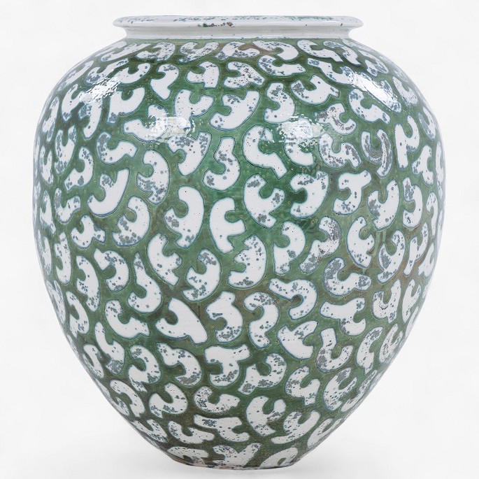 Per Weiss / Eget værksted.Kolossal krukke i stentøj med grøn glasur og hvide stafferinger. Signeret.1 stk. på lager
