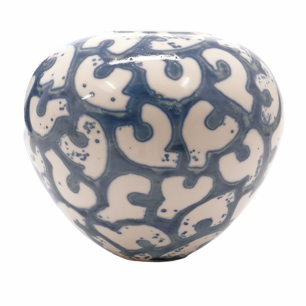 Per Weiss vase. Per Weiss, 1953-2023, vase i stentøj med blå glasur og geometrisk mønster. H: 20cm. D: 20cm