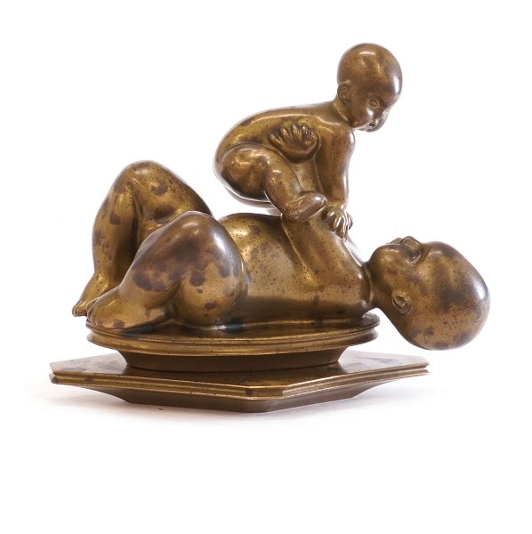 Kai Nielsen skulptur. Kai Nielsen, 1882-1924, bronzeskulptur i form af barn, der holder baby. Signeret "Kai Nielsen No 30". Fremstillet hos L Rasmussen. H: 13cm. L: 16cm